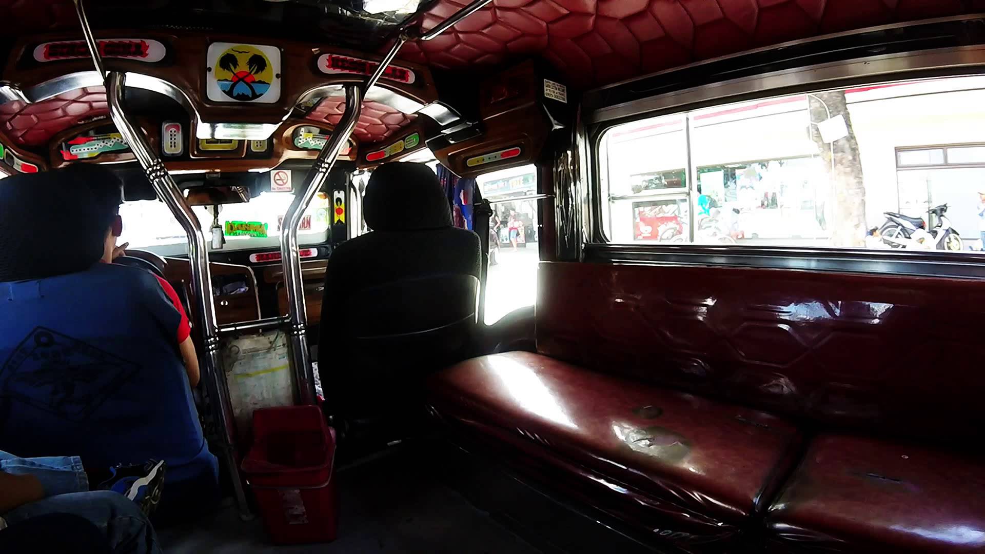  Bên trong một chiếc Jeepney.