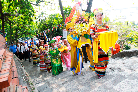 Lễ hội Tháp Bà Ponagar thu hút lượng khách hành hương lớn