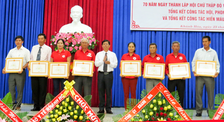 Đồng chí Nguyễn Tấn Tuân trao danh hiệu cán bộ chữ thập đỏ xuất sắc cho các cá nhân