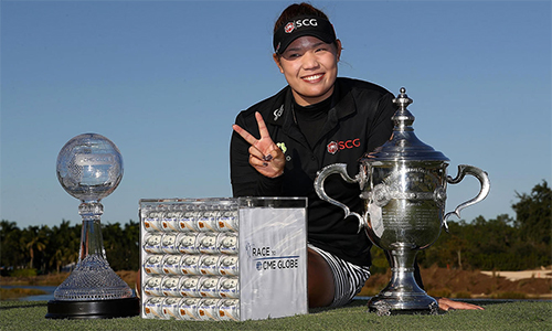 Ariya hân hoan bên cú ăn ba giải thưởng lớn, gồm Golf thủ hay nhất năm (trái), hộp đựng một triệu đôla tiền thưởng nhờ xếp nhất ở vòng cuối CME Group Tour Championship cùng chiếc Cup dành cho nhà vô địch giải CME Race for the Globe. Ảnh: AFP.