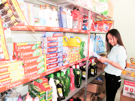 Chuẩn bị hàng hóa phục vụ Tết Nguyên đán  tại Cửa hàng thương mại thị trấn Khánh Vĩnh