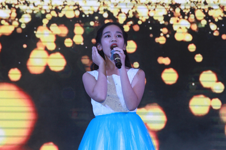 Cháu Lương Hồng Khánh An biểu diễn trên sân khấu