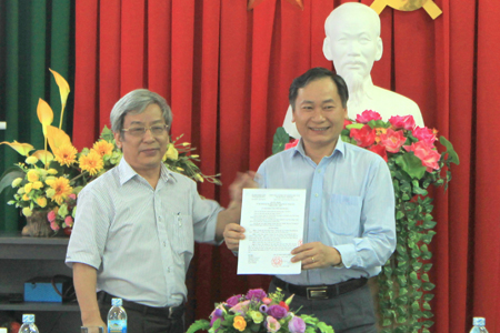Ông Lê Xuân Thân trao quyết định của UBND tỉnh bổ nhiệm ông Nguyễn Đắc Tài giữ chức Chủ tịch Hội đồng Trường Đại học Khánh Hòa.