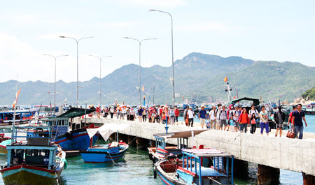 Tourists visiting a destination in Cam Ranh.
