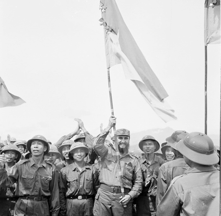 Lãnh tụ Cuba Fidel Castro phất cao Lá cờ Bách chiến, Bách thắng lấp lánh Huân chương của đoàn Khe Sanh, Quân giải phóng Trị Thiên - Huế