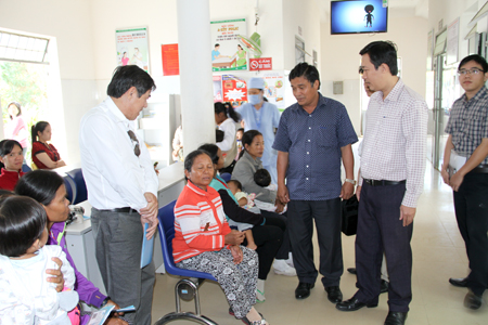 Các thành viên trong đoàn khảo sát ý kiến người dân tại Trung tâm Y tế huyện Khánh Sơn
