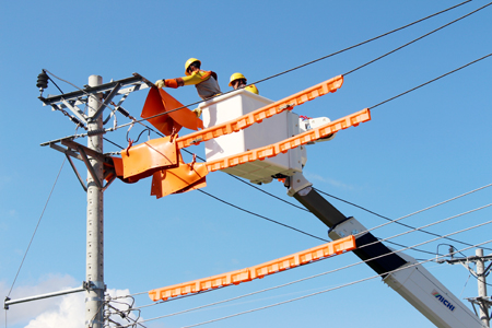 Sửa chữa điện trên đường dây đang có điện là công nghệ mới  mà Khánh Hòa áp dụng