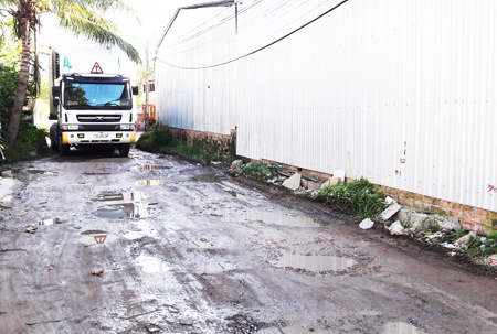 Đường Nguyễn Chích bị xe tải cày nát mặt đường