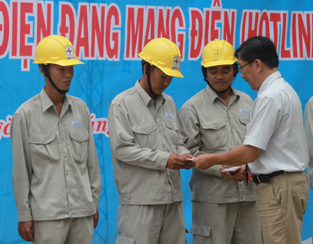 Lãnh đạo Công ty Cổ phần Điện lực Khánh Hòa trao giấy chứng nhận hành nghề cho đội sửa chữa điện hotline