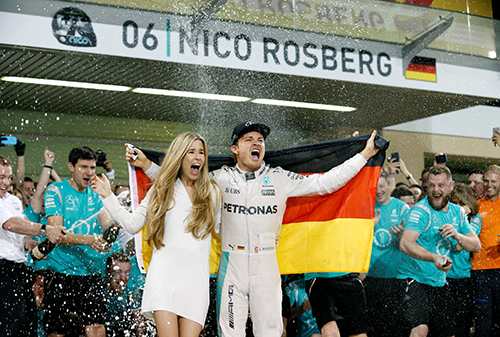 Rosberg mừng chức vô địch thế giới lần đầu tiên trong sự nghiệp. Ảnh: Reuters.