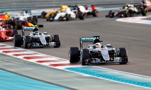 Hamilton kiểm soát vị trí dẫn đầu suốt cả cuộc đua, nhưng không thể cản được Rosberg chạy kế sau về nhì để đại điểm số vừa đủ lên ngôi. Ảnh: Reuters.
