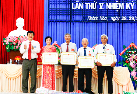 Đồng chí Trần Sơn Hải trao bằng khen cho các tập thể xuất sắc