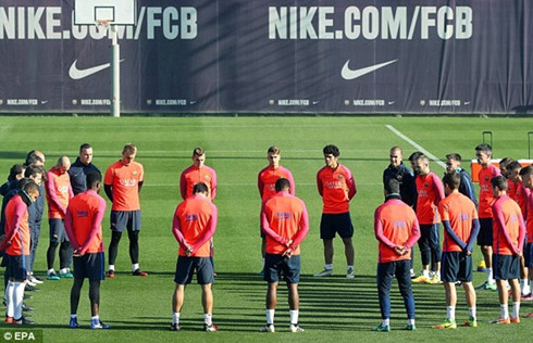 Các cầu thủ Barca dành phút mặc niệm cho các nạn nhân trong tấn bi kịch của CLB Chapecoense.(Ảnh: EPA)