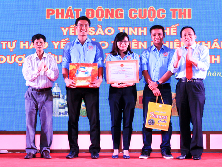 Ban tổ chức trao giải nhất cuộc thi “Vui ánh trăng rằm  cùng Sanest moon cake” cho Đội 1 - Chi nhánh TP. Hồ Chí Minh
