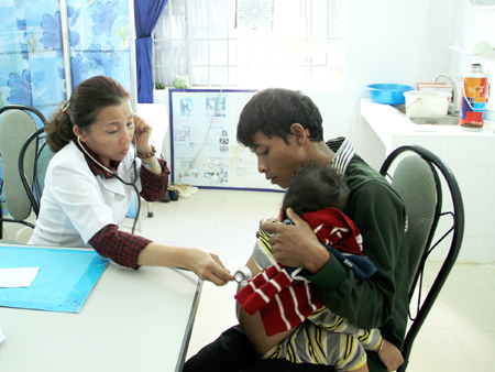 Nhân viên Trung tâm Y tế huyện Khánh Sơn khám bệnh cho người dân