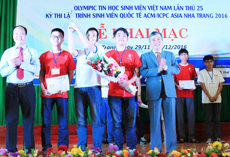 Đại diện ban tổ chức trao giải cho đội vô địch ở vòng loại