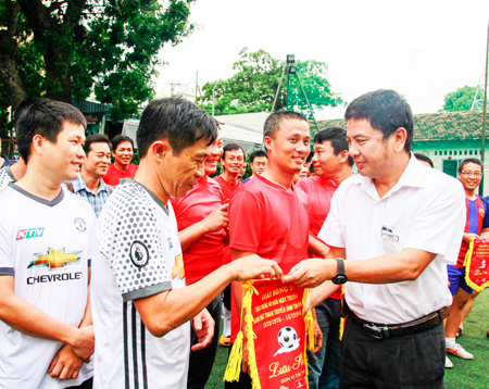 Leader of Khanh Hoa Radio – Television Station giving souvenir flags to teams.