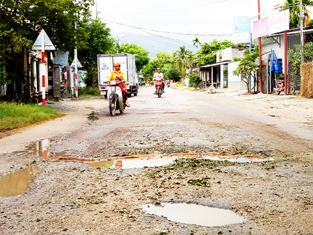 Mặt đường Tỉnh lộ Nguyễn Huệ xuất hiện nhiều “ổ gà”, “ổ voi”