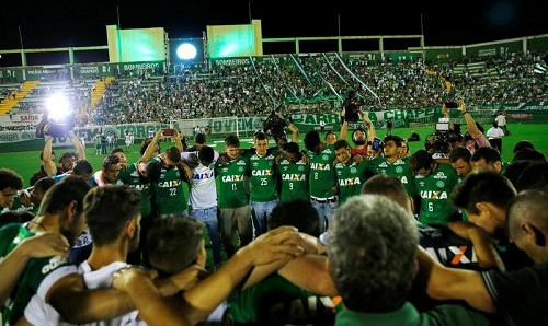 Những cầu thủ Chapecoense còn sống tưởng niệm đồng đội cùng người hâm mộ. Ảnh: Reuters.