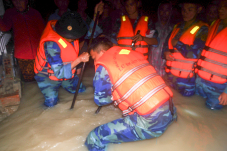 Bộ đội Lữ đoàn 101 Hải quân giúp dân khơi thông dòng chảy