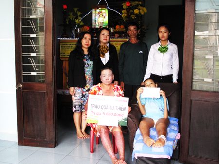 Đại diện Báo Khánh Hòa và  Vietcombank Nha Trang trao tiền ủng hộ  cho gia đình ông Trịnh Công Hệ