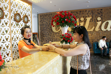 Lễ tân khách sạn Cicilia Nha Trang làm thủ tục cho du khách