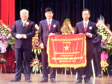 Đồng chí Đào Công Thiên trao Cờ thi đua của Chính phủ cho nhà trường