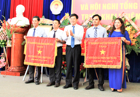 Trường THPT Ngô Gia Tự (bên phải) và THPT Hoàng Hoa Thám đón nhận cờ thi đua xuất sắc  năm học 2015 - 2016 do UBND tỉnh trao tặng