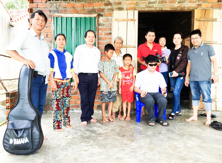 Bác sĩ Trương Tấn Minh (thứ hai từ trái sang) cùng đoàn của KTV đến nhà hai em Huỳnh Đại Phong  và Huỳnh Phong Bảo thực hiện phóng sự cho chương trình Trái tim nhân ái số thứ 2