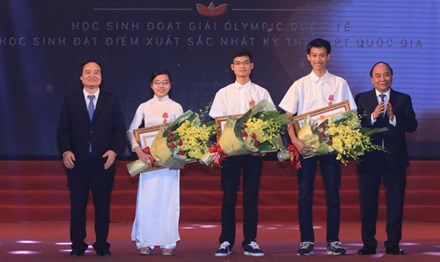 Ba học sinh được Thủ tướng Nguyễn Xuân Phúc trao tặng Huân chương Lao động hạng ba.