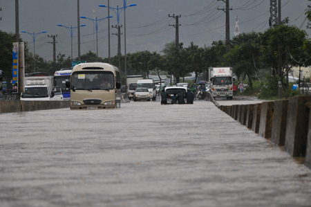 Đại lộ Nguyễn Tất Thành ngập sâu, nhiều phương tiện bị chết máy khi cố băng qua đoạn ngập.