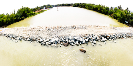 Đập ngăn mặn “dã chiến” trên sông Cái Nha Trang
