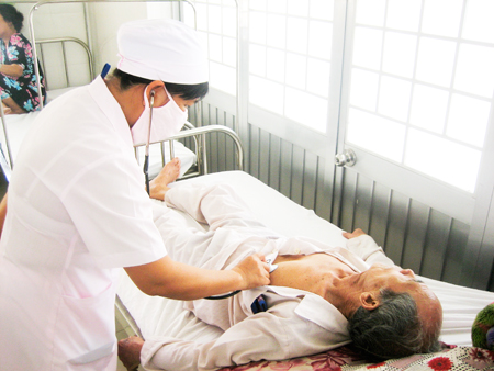 Khám bệnh cho bệnh nhân tại Bệnh viện Lao và Bệnh phổi