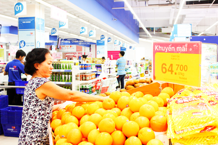 Khách hàng chọn mua  trái cây tại siêu thị Co.opmart Nha Trang