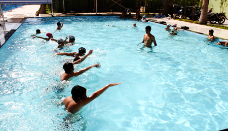 Học sinh học bơi tại hồ bơi Yết Kiêu (TP. Nha Trang)