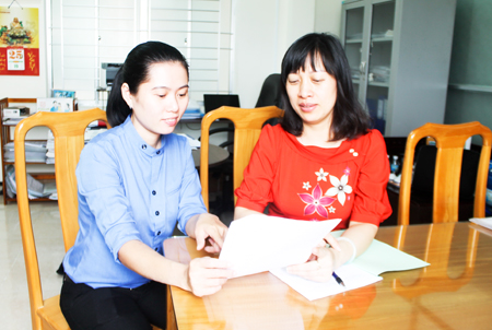 Giám đốc Trung tâm Dân số - Kế hoạch hóa gia đình huyện trao đổi  công việc với cán bộ chuyên trách dân số xã Cam Phước Tây