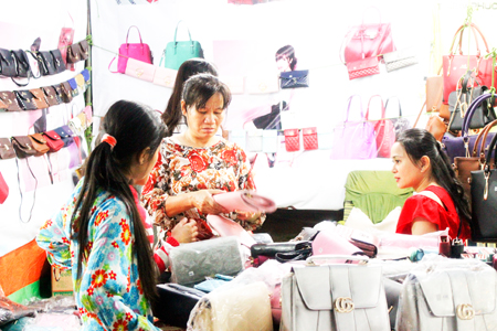 Một phiên chợ hàng Việt về nông thôn được tổ chức tại huyện Vạn Ninh