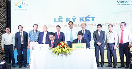 Lãnh đạo Vietcombank Khánh Hòa và Công ty Cổ phần Thương mại Đầu tư P.H Nha Trang ký kết thỏa thuận hợp tác