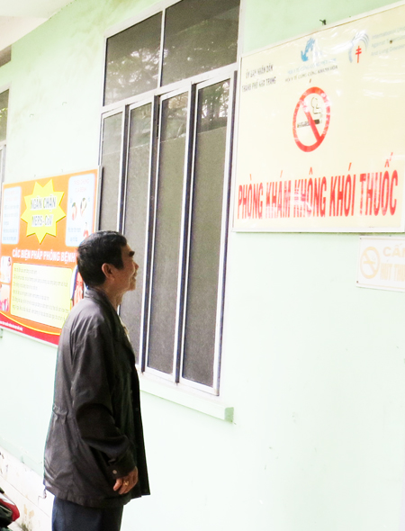 Treo bảng tuyên truyền không hút thuốc tại Phòng khám Đa khoa Khu vực số 1