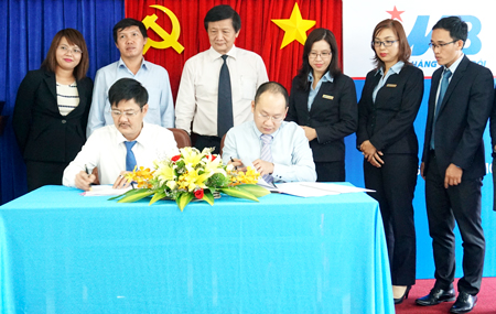 Lãnh đạo MB Chi nhánh Khánh Hòa và Khatoco ký kết  hợp đồng tín dụng