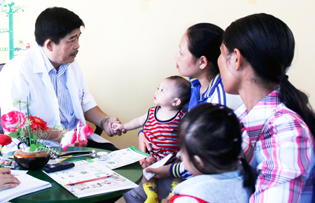 Bác sĩ Lê Văn Đức đang tư vấn cho các bà mẹ