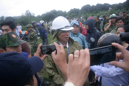 Ngay sau khi nhận được tin báo, ông Lê Đức Vinh - Phó Bí thư Tỉnh ủy, Chủ tịch UBND tỉnh Khánh Hòa đã trực tiếp đến hiện trường chỉ đạo các lực lượng chức năng khẩn trương cứu nạn. 
