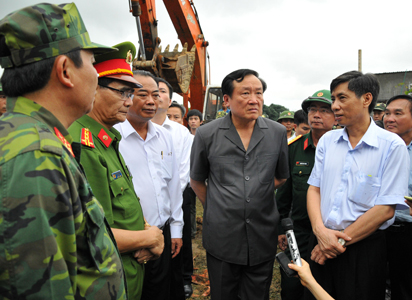 Ngay sau đó, đồng chí Nguyễn Hòa Bình – Bí thư Trung ương Đảng, Chánh án Tòa án nhân dân Tối cao đến kiểm tra công tác cứu hộ, cứu nạn