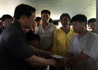 Nguyễn Hòa Bình trao quà hỗ trợ, động viên gia đình các nạn nhân