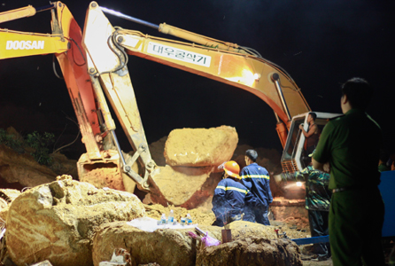 Thi thể nạn nhân Phạm Thị Hoa nằm sâu dưới lớp đất, bị nhiều đá tảng lớn đè lên