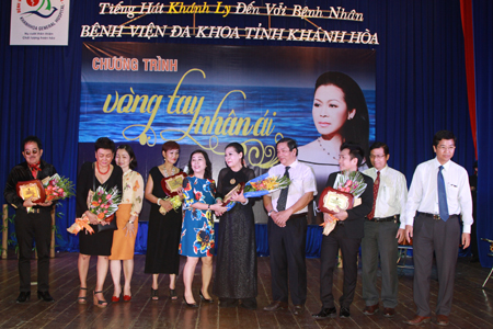 Lãnh đạo Bệnh viện Đa khoa tỉnh Khánh Hòa tặng hoa cảm ơn ca sĩ Khánh Ly