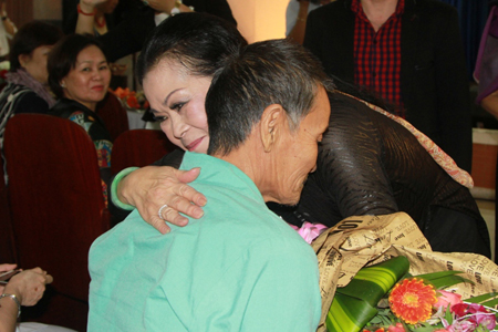 Ca sĩ Khánh Ly tặng hoa chúc bệnh nhân mau khỏe