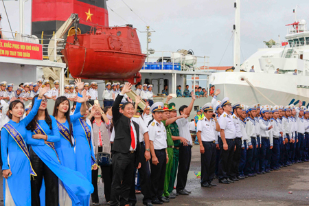 Đông đảo ban ngành đoàn thể của tỉnh và cán bộ, chiến sĩ vẫy tay chào các tàu đi làm nhiệm vụ Trường Sa