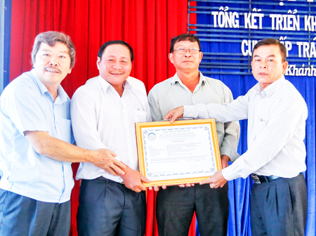 Cơ quan chức năng trao chứng nhận VietGAP cho Tổ hợp tác sản xuất trái cây an toàn Khánh Vĩnh