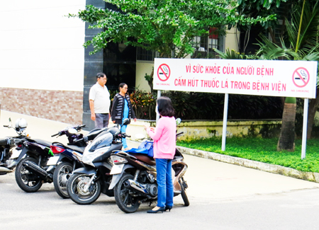 Bệnh viện Đa khoa tỉnh treo nhiều bảng cấm hút thuốc lá trong khuôn viên bệnh viện